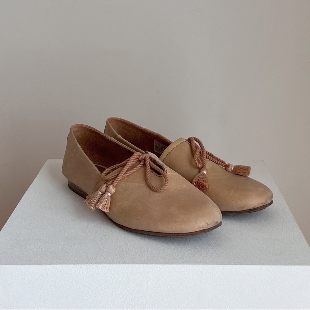 Toms Kelli leather slip on flat shoes with tassel / size 6.5